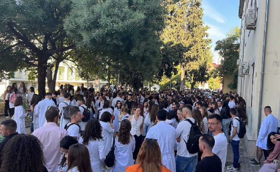 Studentet e Mjekesise vijojne protesten, prej 1 jave bojkotojne mesimin